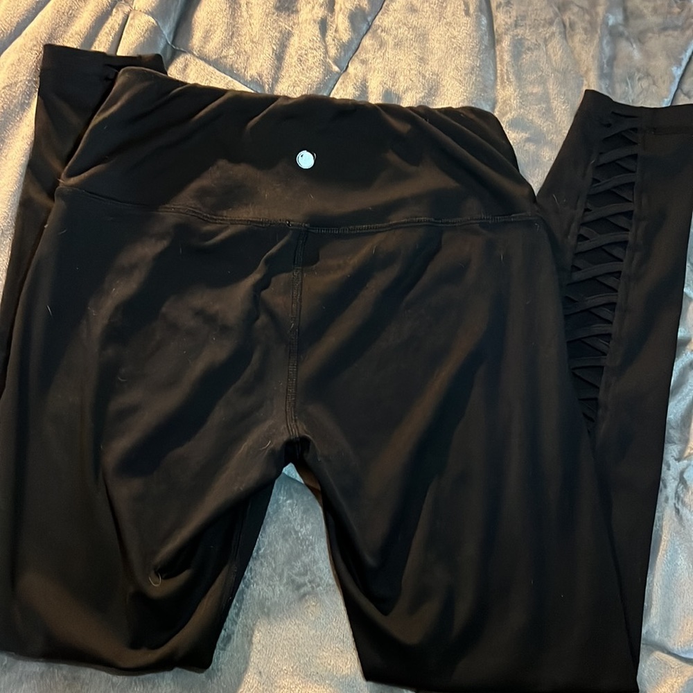 Yogalicious 7/8 leggings with criss-cross cutouts